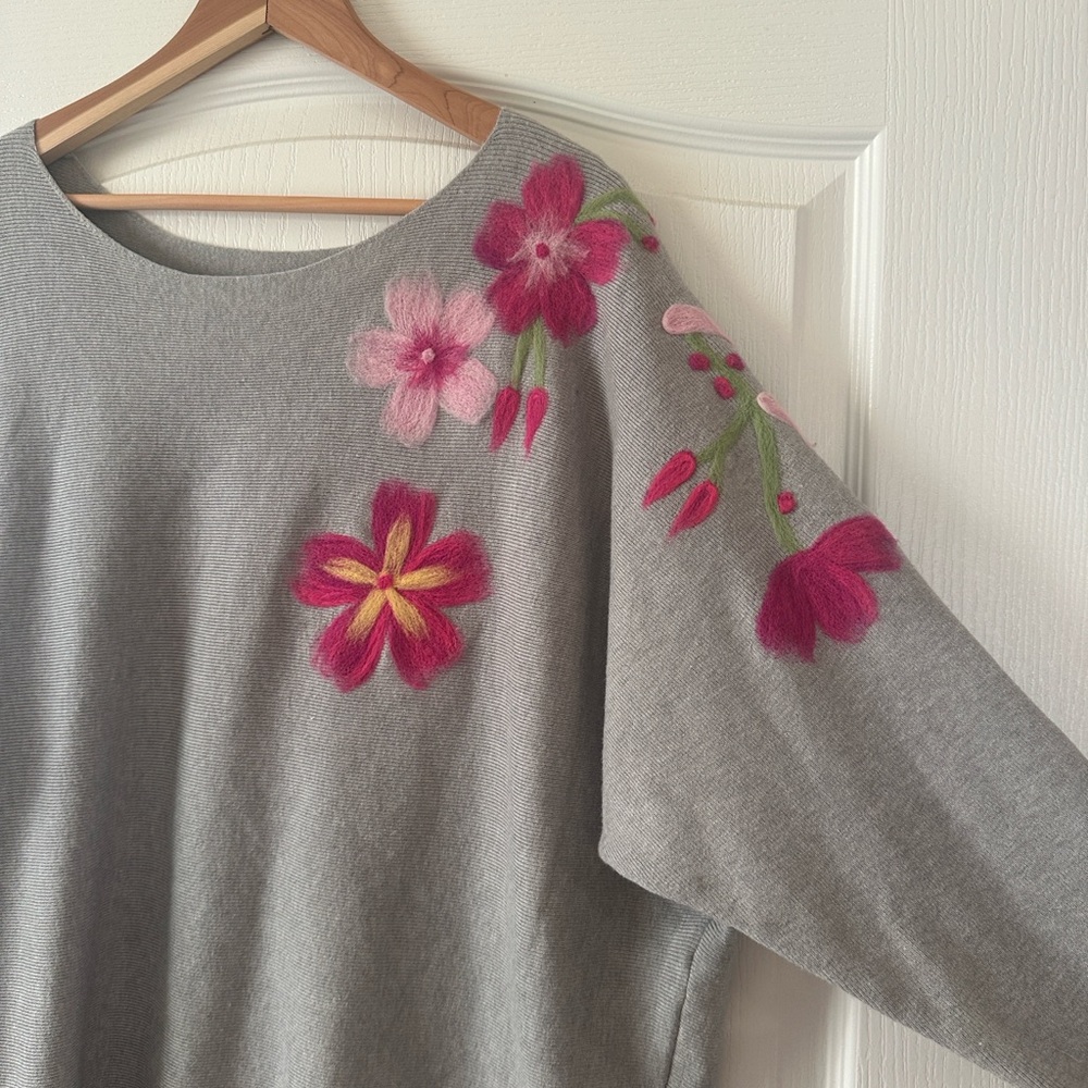 Aaeda Plus 1X Grey Felted Floral Print Long Slouchy Tunic Long Winter Sweater - Picture 2 of 4